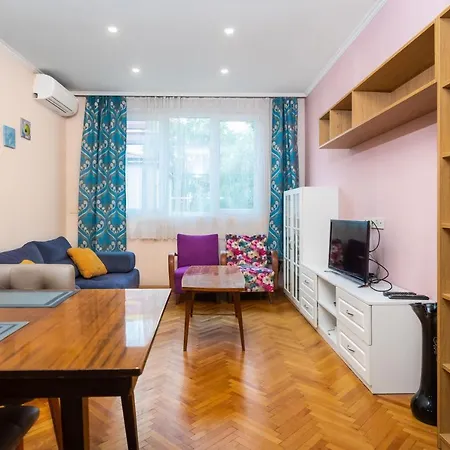 Lovely Cozy 2bd Near The Center Of Lägenhet *