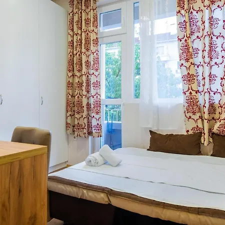Lovely Cozy 2bd Near The Center Of Lägenhet *